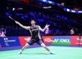 Leong Jun Hao membalas pukulan kepada pemain Switzerland, Tobias Kuenzi semasa perlawanan perseorangan lelaki Kejohanan Badminton Dunia di Arena Adidas di Paris, Perancis, hari ini. - AFP