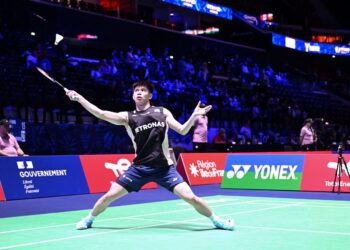 Leong Jun Hao membalas pukulan kepada pemain Switzerland, Tobias Kuenzi semasa perlawanan perseorangan lelaki Kejohanan Badminton Dunia di Arena Adidas di Paris, Perancis, hari ini. - AFP