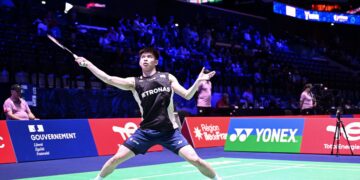 Leong Jun Hao tewas kepada pemain China, Li Shi Feng 20-22, 21-14, 22-20 pada aksi suku akhir Terbuka Hong Kong hari ini. - AFP
