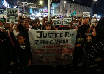 SEBAHAGIAN peserta perhimpunan Justice For Zara yang menunjukkan solidariti terhadap kematian pelajar Tingkatan Satu, Zara Qairina Mahathir di pekarangan pusat beli-belah Sogo, hari ini. - UTUSAN/AFIQ RAZALI