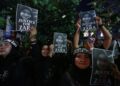 SEBAHAGIAN peserta perhimpunan 'Justice For Zara' yang menunjukkan solidariti terhadap kematian pelajar Tingkatan Satu, Zara Qairina Mahathir di pekarangan pusat beli-belah Sogo, hari ini. - UTUSAN/AFIQ RAZALI