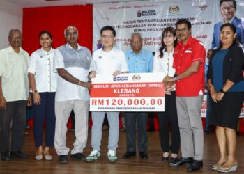 WONG Kah Woh menyampaikan peruntukan penyelenggaraan sekolah bantuan kerajaan SJKT Pejabat Pendidikan Daerah (PPD) Kinta Utara di Ipoh hari ini. - UTUSAN/MUHAMAD NAZREEN SYAH MUSTHAFA
