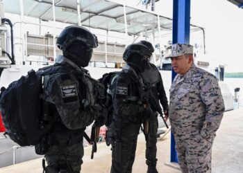 MAZLAN Mat Rejab (kanan) bercakap dengan Pasukan Tindakan Khas dan Penyelamat (STAR Team) Maritim Malaysia sebelum pemeriksaan keselamatan ke atas kapal hantu di Pangkalan Bekalan Kemaman (KSB) di Pejabat Maritim Kemaman, Terengganu. -UTUSAN/PUQTRA HAIRRY