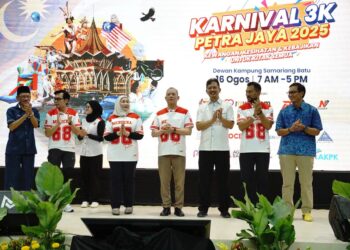 FADILLAH Yusof merasmikan Karnival 3K: Kewangan, Kesihatan dan Kebajikan di Kuching, Sarawak hari ini.