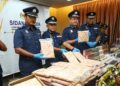 MOHD. Nadzri Ariffin (dua dari kanan) menunjukkan tongkeng ayam yang cuba diseludup melalui Pelabuhan Klang, Selangor pada dalam sidang akhbar di Ipoh hari ini. - UTUSAN/MUHAMAD NAZREEN SYAH MUSTHAFA