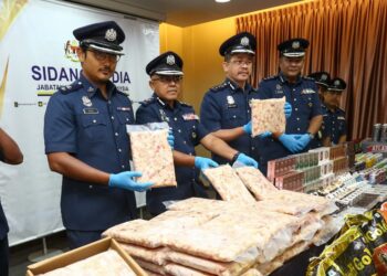 MOHD. Nadzri Ariffin (dua dari kanan) menunjukkan tongkeng ayam yang cuba diseludup melalui Pelabuhan Klang, Selangor pada dalam sidang akhbar di Ipoh hari ini. - UTUSAN/MUHAMAD NAZREEN SYAH MUSTHAFA