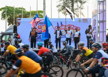 ADAM Adli Abdul Halim (tengah) melepaskan peserta pada program Cycling Tour ASEAN Solidarity 2025 di Dataran Batu Buruk, Kuala Terengganu, Terengganu. - UTUSAN/PUQTRA HAIRRY