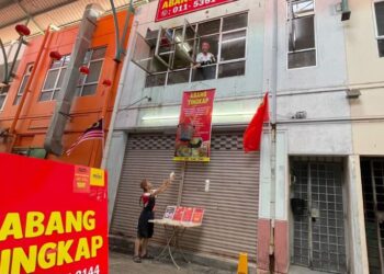 NASI goreng yang siap ditempah diturunkan menggunakan bakul dari tingkat satu rumah sewa Mohd. Ramli Mat Zain di Pekan Kuah, Langkawi.