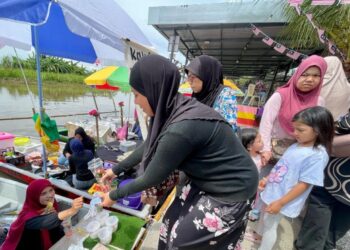 PASAR terapung ala Hatyai jadi tarikan pada program SDSD Street Market dan Floating Market Derga di Datuk Kumbar, Alor Setar, Kedah.