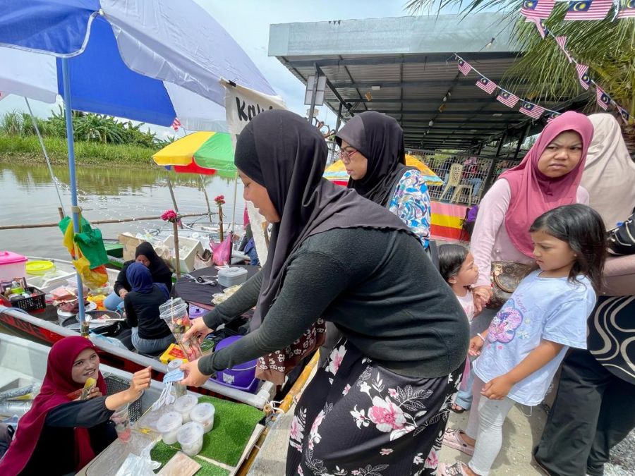 Pasar terapung Sungai Derga mengujakan orang ramai
