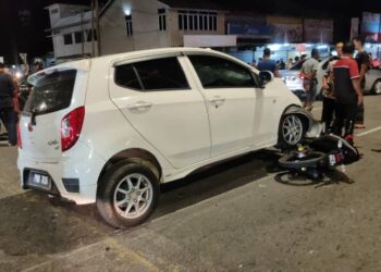 KEMALANGAN melibatkan seorang remaja yang menunggang motosikal dengan Perodua Axia dipandu anggota polis di persimpangan lampu isyarat Pekan Guar Cempedak di Yan.