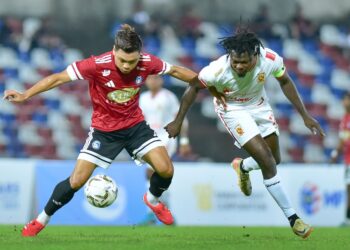 PENYERANG Kelantan TRW, Ifedayo Olusegun (kanan) diasak pertahanan Sabah pada aksi Liga Super di Stadium Likas, semalam.-IHSAN SABAH FC