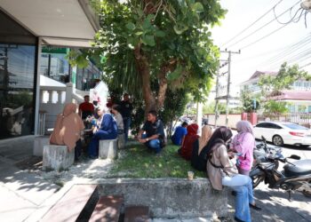 SEBAHAGIAN ahli keluarga enam rakyat Malaysia sedang menunggu kepulangan Eda Ezrin, suami dan empat rakan di Sungai Golok, Thailand. - UTUSAN/KAMARUL BISMI KAMARUZAMAN