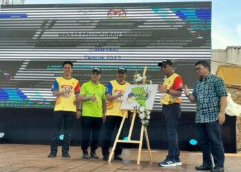 RAZALI Kassin (tiga dari kiri( merasmikan Program Destinasi Makan-Makan Selamat Negeri Pahang (DMMSNP) di Dataran Pekan Bandar Diraja, Pekan, Pahang.