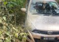 KERETA Perodua Axia yang dipandu pemandu wanita terbenam dalam lumpur selepas tersesat di kawasan ladang kelapa sawit di Alor Gajah, Melaka.