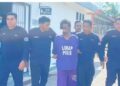 SUSPEK yang disyaki membunuh bapanya dengan kerusi kayu dibawa untuk mendapatkan permohonan tahanan reman di Mahkamah Majistret Machang, Kelantan. - UTUSAN/ROSMIZAN