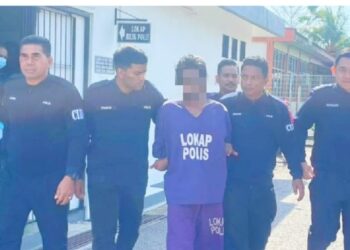 SUSPEK yang disyaki membunuh bapanya dengan kerusi kayu dibawa untuk mendapatkan permohonan tahanan reman di Mahkamah Majistret Machang, Kelantan. - UTUSAN/ROSMIZAN