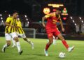 PERTAHANAN Selangor FC, Kevin Deeromram cuba melepasi pemain Brunei DPMM FC, Mohammad Nazry Aiman Azaman pada aksi Liga Super Malaysia di Stadium Majlis Bandaraya Petaling Jaya (MBPJ) di sini, hari ini. UTUSAN/Iskanda Ishak