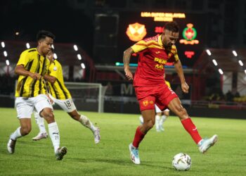 PERTAHANAN Selangor FC, Kevin Deeromram cuba melepasi pemain Brunei DPMM FC, Mohammad Nazry Aiman Azaman pada aksi Liga Super Malaysia di Stadium Majlis Bandaraya Petaling Jaya (MBPJ) di sini, hari ini. UTUSAN/Iskanda Ishak