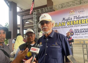 KHALID Abdul Samad semasa sidang akhbar selepas Majlis Peluncuran Bulan Kemerdekaan Peringkat Lembaga Kemajuan Pertanian Kemubu (KADA) di Ibu Pejabat KADA, Lundang, Kota Bharu, Kelantan. - UTUSAN/ROSMIZAN RESDI