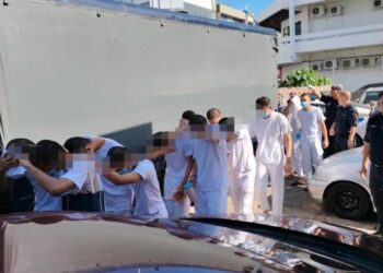 PELAJAR Kolej Vokasional Lahad Datu tiba di perkarangan Mahkamah Tawau. - UTUSAN/BESSE AISYAH