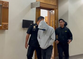 MOHD. Sahir Mohamed Yusof ketika dihadapkan ke Mahkamah Sesyen Kuantan di Kuantan, Pahang.