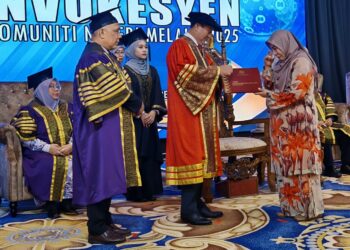 RAHMAH tidak dapat menahan sebak ketika menerima sijil bagi pihak anaknya, Allahyarham Ahmad Fikry dalam Majlis Konvokesyen Kolej Komuniti Negeri Melaka 2025 yang disempurnakan Ketua Pengarah Pendidikan Politeknik dan Kolej Komuniti, Datuk Dr. Mohd. Zahari Ismail di MITC, Ayer Keroh, Melaka. - UTUSAN/AMRAN ALI