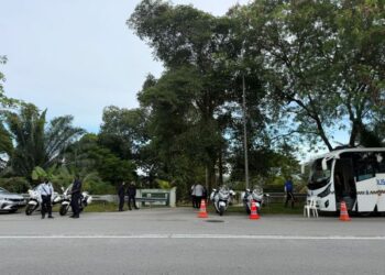 ANGGOTA polis mengawal ketat kawasan  Tanah Perkuburan Islam Kampung Rinching susulan kerja-kerja gali semula kubur Allahyarham Syamsul Haris Shamsudin. - UTUSAN