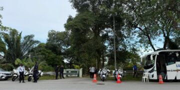 ANGGOTA polis mengawal ketat kawasan  Tanah Perkuburan Islam Kampung Rinching susulan kerja-kerja gali semula kubur Allahyarham Syamsul Haris Shamsudin. - UTUSAN