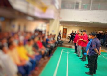 KHAIRUL  Anwar Bachok (tengah berdiri) memberi nasihat kepada penagih yang ditahan dalam Operasi Perdana Agensi Anti Dadah Kebangsaan (AADK) di Ibu Pejabat AADK Kota Bharu, Kelantan. - UTUSAN/ ROSLIZA MOHAMED