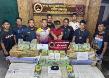 SUSPEK (tengah) menunjukkan dadah jenis pil kuda yang cuba diseludup masuk ke Malaysia semasa ditahan Polis Thailand pada Khamis lalu. - IHSAN POLIS THAILAND