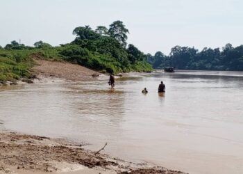ANGGOTA  PPDA Balai Pengkalan Chepa dan Pengkalan Kubor melakukan kerja-kerja mencari serta menyelamat mangsa yang masih hilang selepas tergelincir ke dalam Sungai Kelantan di Kampung Sat, Machang, Kelantan. - UTUSAN/ROHANA MOHD.NAWI