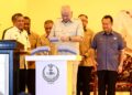 SULTAN Nazrin Muizzuddin Shah merasmikan Jambatan Sultan Muzzaffar Shah di Dataran Manong di Kuala Kangsar, Perak, semalam. – UTUSAN/MUHAMAD NAZREEN SYAH MUSTHAFA