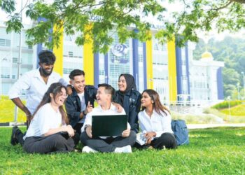 PELAJAR daripada pelbagai lapisan kaum terus kekal erat seperti keluarga dan sentiasa meluangkan masa bersama-sama di Universiti Malaysia Perlis (Unimap) Arau, Perlis semalam. – UTUSAN/IZLIZAN OTHMAN