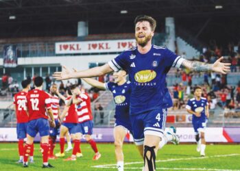 PEMAIN Sabah FC, Gabriel Peres muncul wira skuad Sang Badak apabila gol jaringannya pada minit terakhir perlawanan berjaya mengikat Kuala Lumpur City (KL City) FC 1-1 dalam aksi Liga Super di Stadium Bola Sepak Kuala Lumpur, kelmarin.- UTUSAN/ SHIDDIEQIIN ZON
