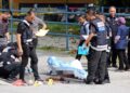 ANGGOTA polis menjalankan pemeriksaan di lokasi penemuan mayat lelaki berperwatakan wanita di lorong berdekatan Jalan Horley, Kampung Jawa, Ipoh hari ini. - UTUSAN