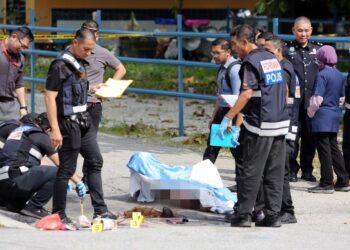 ANGGOTA polis menjalankan pemeriksaan di lokasi penemuan mayat lelaki berperwatakan wanita di lorong berdekatan Jalan Horley, Kampung Jawa, Ipoh hari ini. - UTUSAN