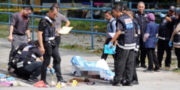 ANGGOTA polis menjalankan pemeriksaan di lokasi penemuan mayat lelaki berperwatakan wanita di lorong berdekatan Jalan Horley, Kampung Jawa, Ipoh hari ini. - UTUSAN
