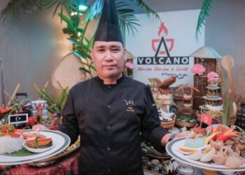 ZAFARULLAH  Zaharuddin menunjukkan hidangan dari Pantai Timur iaitu nasi dagang dan nasi kerabu. – mingguan/FAIZ ALIF
