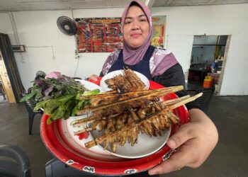 WAN Farhanim Gustina Wan Hassan bersama menu utama percik perut ayam di Kok Lanas, Kelantan, baru-baru ini.