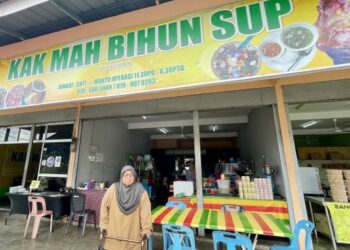 CHE Mah Abdullah di hadapan restorannya yang tular sejak 2019.