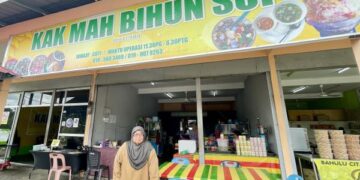 CHE Mah Abdullah di hadapan restorannya yang tular sejak 2019.