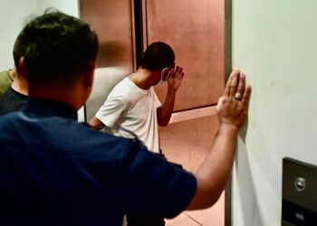 ABDUL Rahman Mohamad Hussain (kanan) dihadapkan ke Mahkamah Majistret Kuala Terengganu.- UTUSAN/PUQTRA HAIRRY