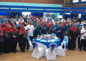 MANNDZRI Nasib (tengah) merakam gambar bersama tetamu yang hadir pada Majlis Penyerahan Watikah Pewaris dan Sumbangan Yayasan RISDA kepada Sekolah Menengah Kebangsaan (SMK) Bandar Tenggara di Dewan Kejora Bandar Tenggara, Kota Tinggi, Johor, hari ini.