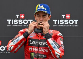 Marc Marquez mencium pingat emasnya ketika dia meraikan kemenangannya selepas perlumbaan pecut Grand Prix Hungary di litar Balaton Park di Balatonfokajar, semalam. - AFP