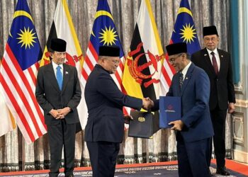 SULTAN Hassanal Bolkiah dan Anwar Ibrahim menyaksikan pertukaran MoU berkaitan sektor kesihatan yang diwakili Dr Dzulkefly Ahmad dan Dr Mohammad Isham Jaafar di Kompleks Seri Perdana, Putrajaya.