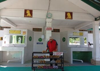 PEKERJA Am Masjid Sungai Ikan. Mohd. Asuwadi Ariffin memastikan kebersihan tandas masjid itu sentiasa dalam keadaan terbaik. - UTUSAN/ERMA YUSNIDA JUSOH