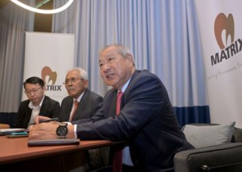 Mohamad Haslah (tengah) bersama Pengasas dan Timbalan Pengerusi Eksekutif Kumpulan, Datuk Seri Lee Tian Hock (kanan sekali) serta Pengarah Eksekutif Kumpulan, Kelvin Lee pada Mesyuarat Agung Tahunan (AGM) syarikat di Bandar Sri Sendayan, semalam.
