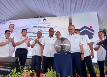 WAN Rosdy Wan Ismail menyempurnakan perasmian Majlis Penyerahan Kunci PRIMA Pahang Sri Damai dan Pelancaran PRIMA Pandan dan Sungai Soi, di Sri Damai, Kuantan, Pahang.