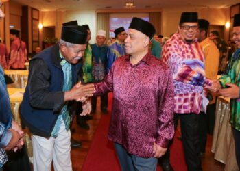SAARANI Mohamad bersalam dengan peserta majlis Nadwah Mendepani Cabaran Kecerdasan Buatan (AI) Dalam Kerangka Syariah Peringkat Kebangsaan di Ipoh. - UTUSAN/MUHAMAD NAZREEN SYAH MUSTHAFA